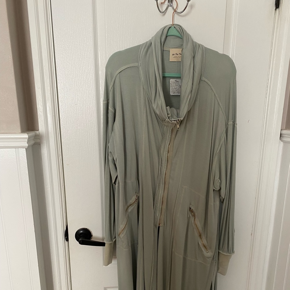 Free People NWT long travel shirt with zipper closure and high neck. Size M.